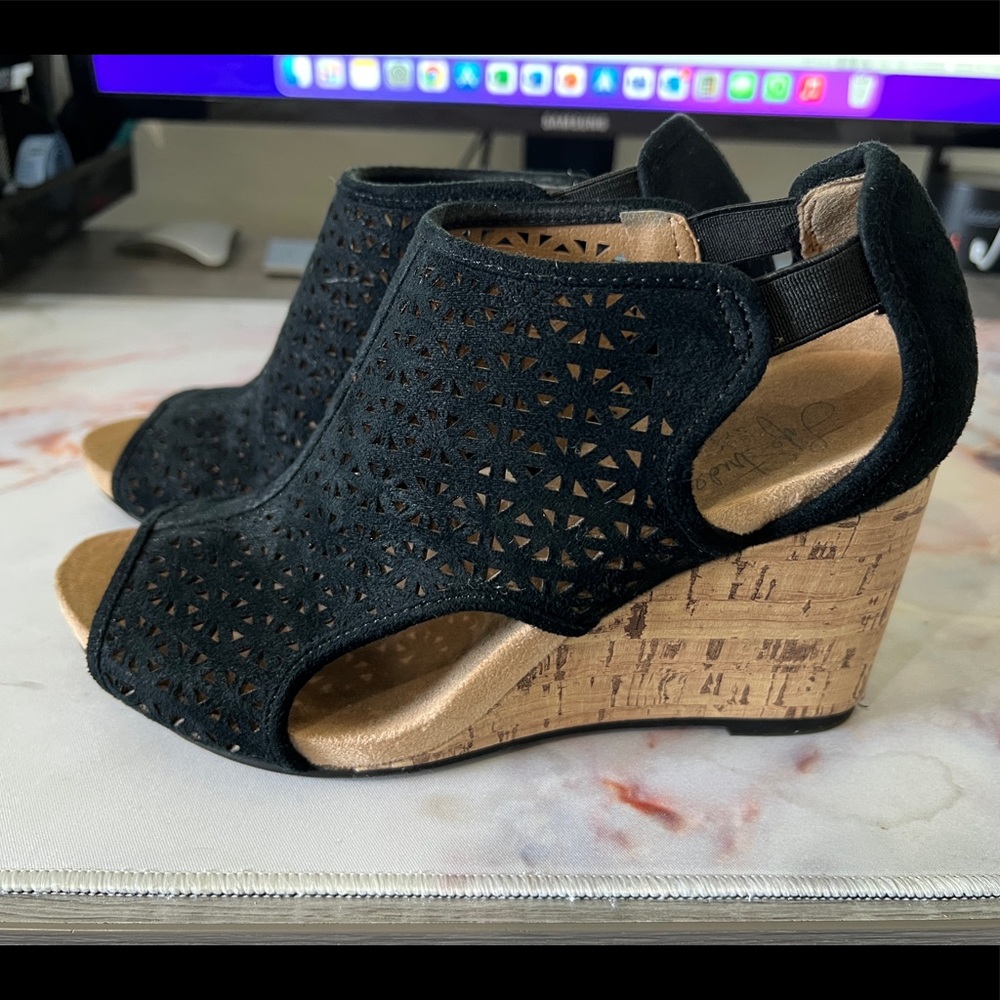 Size 6 women’s wedges black and beige almost new